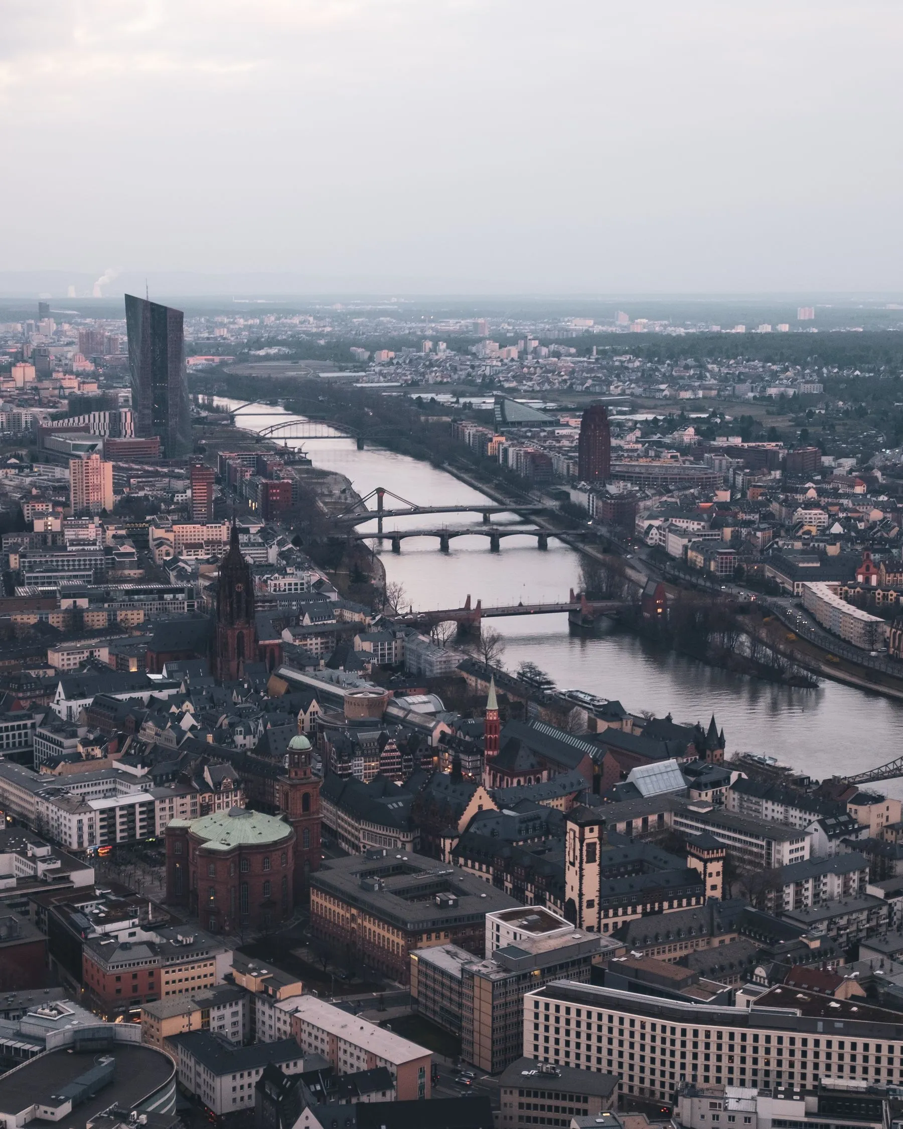 Frankfurter Skyline am Main in der Dämmerung