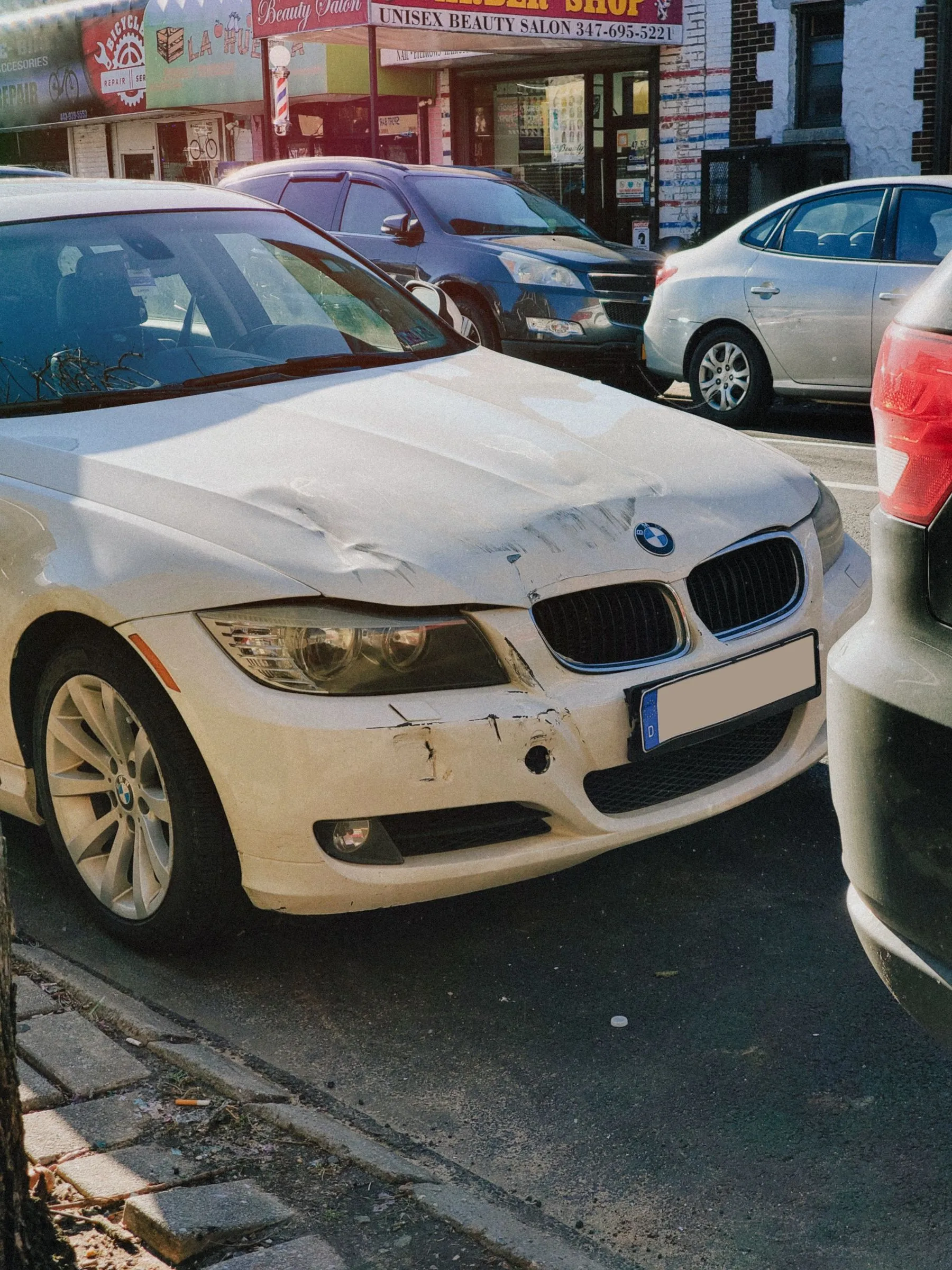 Beschädigtes Fahrzeug nach einem Verkehrsunfall auf einer Straße